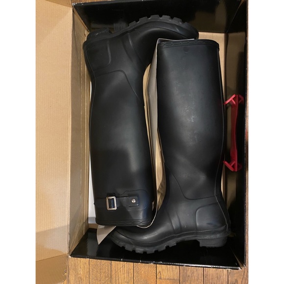 HUNTER Tall Black Rain boots (W size 8) - Picture 4 of 11